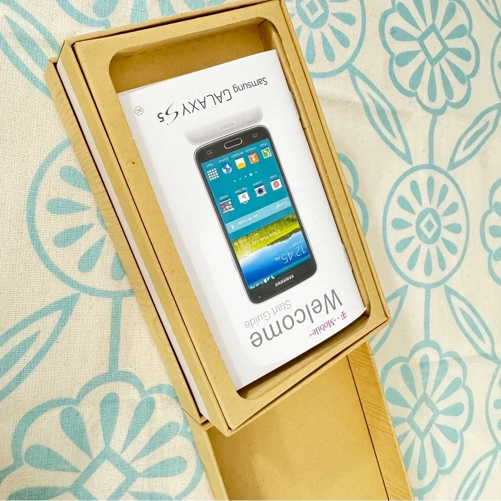 Unlocked Samsung Galaxy S5 flagship phone and charger and spare battery!
